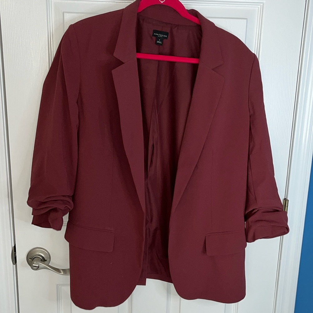 Ann Taylor blazer with roost sleeves pockets in the front size 16